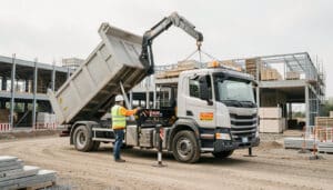 Location de camion benne avec grue pour chantier